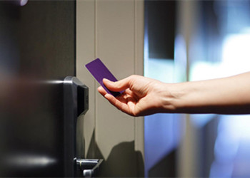 Como os cartões-chave do RFID Hotel podem melhorar os processos de check-in e check-out de hóspedes?